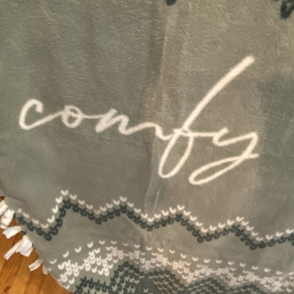 HANDMADE BLANKET -- Reversible Sofa Blanket, Green w/Saying, White W/Snowflakes - Picture 3 of 8